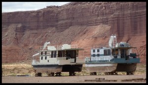des bateaux, dans le désert... y'en avait plein