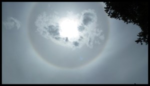 Un arc en ciel autour du soleil