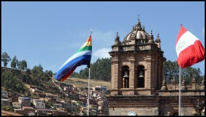 Non, ce n'est pas le drapeau gay ou des Bisounours. L'arc-en-ciel est le symbole de Cuzco