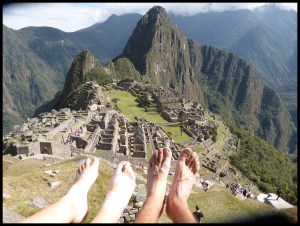 Les pieds devant, of course