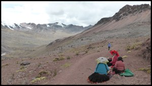 Surréalistes : des Péruviennes vendent leur camelote à 5000m... Il ne passera que 9 touristes aujourd'hui... No gracias