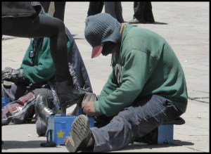 les cireurs de chaussures sont cagoulés ici...