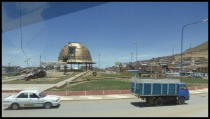 Oruro, ville minière, d’où le casque géant