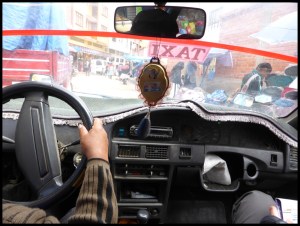 Ce taxi a connu une première vie en Inde. En arrivant ici, ils ont juste bougé le poste de conduite à gauche...