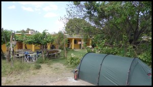 on dort dans une chambre la 1ere nuit puis on décide de planter la tente, c'est 3 fois moins cher