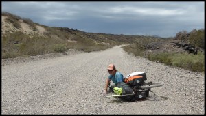 Bloquée sous le vélo. Hilarant