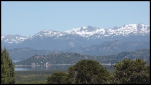 Lac Aluminé sur fond d'Andes.