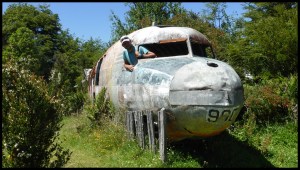 une carcasse d'avion au milieu de nulle-part. J'suis bonne en hôtesse ou pas ?
