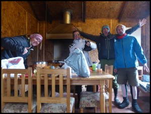 les douaniers sont sympa et nous mettent une cabane à dispo pour manger